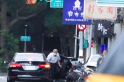 海门台当局这个单位的公车，给了狗了